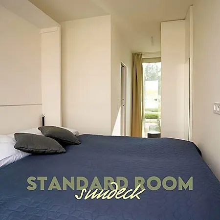 Sundeck - Party Boat Hotel