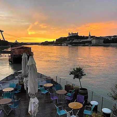 Sundeck - Party Boat Hotel