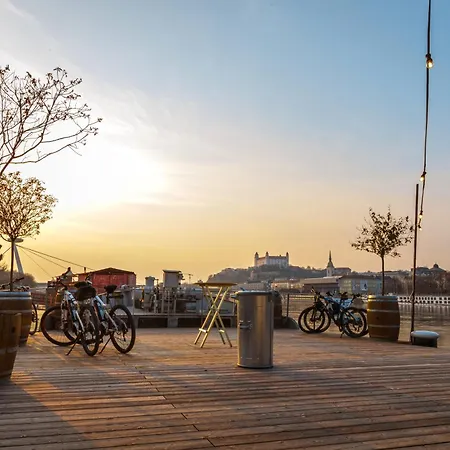 Sundeck - Party Boat 3* Pozsony